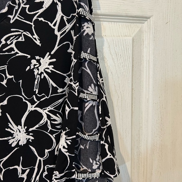 NWOT By Design Black and White Floral With Cut Out Sleeves - Picture 4 of 10